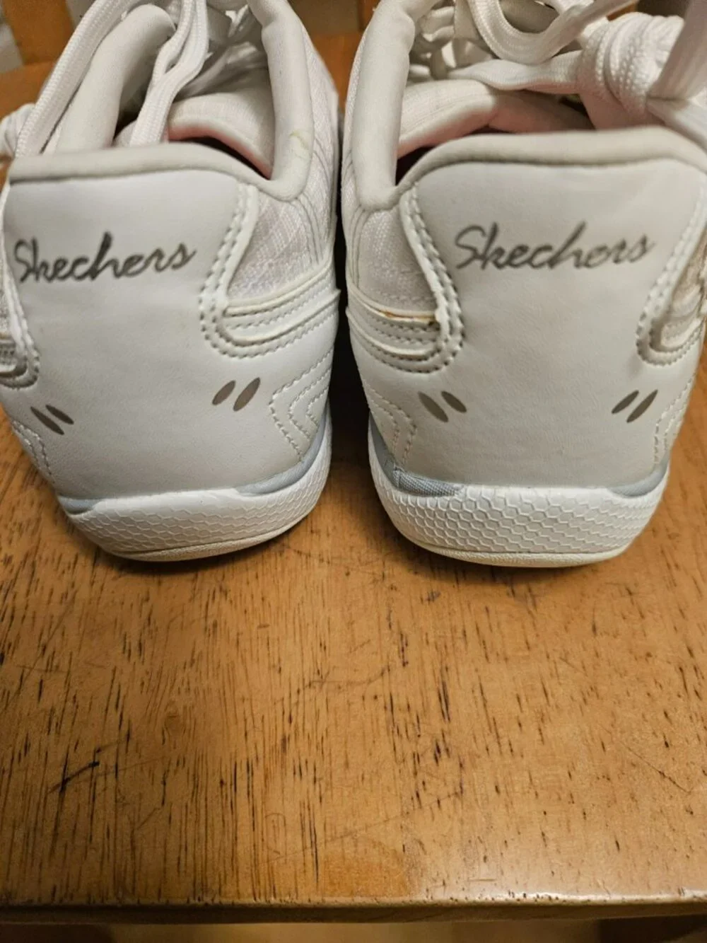 Skechers Relaxed Fit Leather Memory Foam Walking Shoes Womens Size 9 White Gray